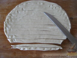 Суп-лагман: Затем нарезать тесто на полоски (6-8 частей и более), смазать маслом, оставить для настойки на 10 мин.