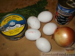Салат из яиц с печенью трески: Подготовить продукты для салата из яиц и печени трески.