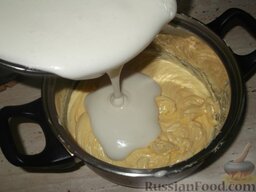 Торт «Птичье молоко» (способ 1): Масло соединяют с белковой массой и взбивают на тихом ходу миксера или лопаточкой еще 5 минут.