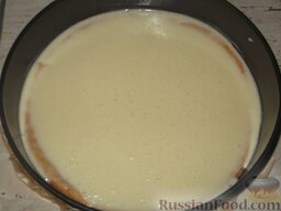 Торт «Птичье молоко» (способ 1): Выпеченное тесто укладывают в форму со съемным дном, покрывают слоем крема.