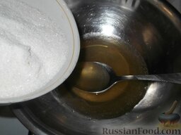 Торт «Птичье молоко» (способ 1): Для приготовления крема желатин замачивают в воде примерно на час, сливают излишнюю воду (быстрорастворимый желатин замачивают 15 минут). К набухшему желатину добавляют сахар, нагревают на очень слабом огне до полного растворения сахара и желатина (не кипятят).