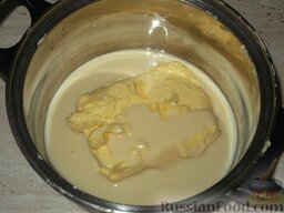 Торт «Птичье молоко» (способ 1): Одновременно взбивают масло со сгущенным молоком и ванилином до пышного состояния.