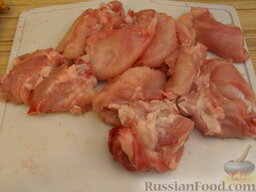 Жаркое из кролика: Как приготовить жаркое из кролика с картошкой:    Обработанную тушку кролика разрезать на куски.