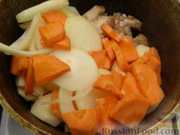 Жаркое из кролика: Добавить крупно нарезанный картофель, кружочки моркови, нарезанный кольцами лук. Перемешать.