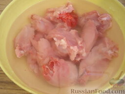 Жаркое из кролика: Положить в глубокую посуду и залить холодной водой. Воду периодически менять до тех пор, пока мясо не станет белым. Всего держать мясо в воде 20-30 минут.