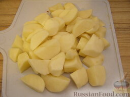 Жаркое из кролика: Картофель очистить, вымыть, крупно нарезать.