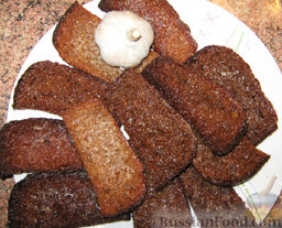 Бутерброды "Рио-Гранде": Бородинский хлеб обжарить на сковороде до корочки, выложить на салфетку, чтобы стекло масло. Натереть хлеб чесноком.