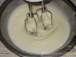 Торт «Медовик»: Для крема нужно сахар взбить со сметаной.