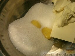 Торт «Чебурашка»: Желтки растирают с сахаром и размягченным сливочным маслом.