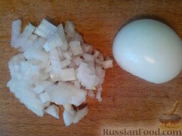 Курица с рисом в горшочках: Репчатый лук очистить и нарезать очень мелкими кубиками.