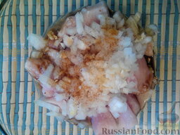 Курица с рисом в горшочках: К мясу добавить мелко нарезанный репчатый лук, чеснок, соль, перец, соевый соус, лимонный сок.