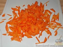 Плов с курицей: Очистить и вымыть морковь, нарезать соломкой.