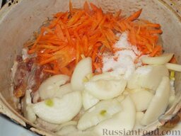 Плов с курицей: Продолжая обжаривать. положить морковь, лук, посолить и, перемешивая, обжарить до зарумянивания (10 минут).