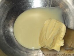 Творожный крем «Лебедушка»: Сливочное масло растереть со пущенным молоком.