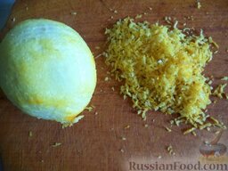 Творожный кекс: Натрите на терку лимонную цедру.