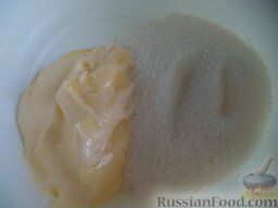 Творожный кекс: В миску выложите мягкое сливочное масло и сахар.