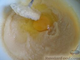 Творожный кекс: Затем, добавляя по одному яйца, все время хорошо перемешивайте.