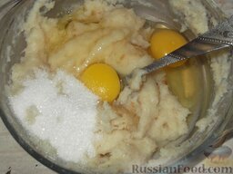 Запеканка манная: Готовую кашу охладить примерно до 70°С, добавить сахар, яйца и перемешать.