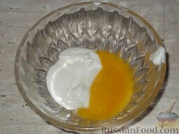 Запеканка манная: Сметану смешать с яйцом.