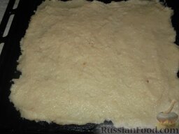 Запеканка манная: Заправленную кашу выложить ровным слоем (не более 4 см) на смазанный сливочным или топленым маслом и посыпанный молотыми сухарями противень.