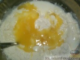 Оладьи на соде: Добавляют яйца, растертые с сахаром-песком, соль.