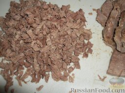Кулебяка с мясом: Отварное мясо пропустить через мясорубку или мелко порубить, охладить.