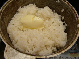 Курник: Отварить рис. Для этого стакан риса залить 3 стаканами воды, довести до кипения, прикрутить и варить на слабом огне под крышкой 20 минут. Готовый рис заправить маслом.