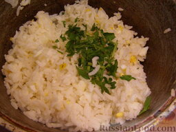 Курник: Добавить зелень в рисовую начинку. Перемешать.