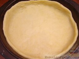 Курник: Форму смазать маслом. Раскатанное тесто положить в смазанную маслом форму или сковороду, перекрыв края формы.