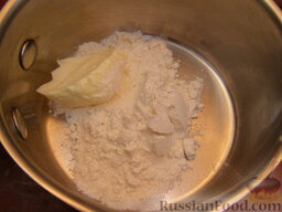 Курник: Курник подается с соусом (им заправляют начинку), для приготовления которого нужно растереть с мукой 1 столовую ложку сливочного масла.