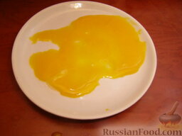 Курник: Отделить желток одного яйца и слегка взбить его.