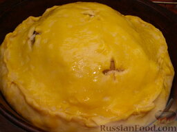 Курник: Поверхность пирога смазать желтком.  В центре «крышки» (купола) сделать фигурное отверстие (для выхода пара при выпечке).