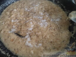 Печень, тушенная в сметанном соусе: Затем соединить сметану с мучной заправкой и обжаренным луком, посолить, поперчить, проварить 3-5 минут.