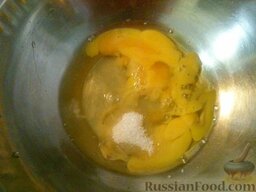 Пирог чак-чак: Приготовить тесто. Взбить яйца с сахаром и солью.