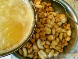 Пирог чак-чак: Прожаренные шарики положить в широкую посуду, полить медом и хорошо перемешать.