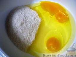 Медовый торт со сгущенкой: Как приготовить медовый торт со сгущенкой:    Включить духовку.     В миску разбить яйца и добавить сахар.