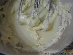 Медовый торт со сгущенкой: Продолжая взбивать, добавить небольшими порциями сгущенное молоко и какао (если используете).