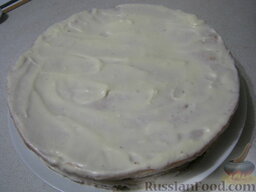 Медовый торт со сгущенкой: Верх и бока торта обильно покрыть кремом.