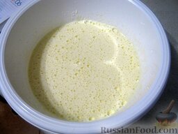 Медовый торт со сгущенкой: Яйца с сахаром растереть деревянной ложкой добела или взбить миксером.   Добавить мед, перемешать.