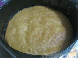 Медовый торт со сгущенкой: Выпекать в духовке 10—12 минут при температуре 200 градусов.