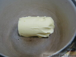 Медовый торт со сгущенкой: Приготовить крем, для этого поместить в миску размягченное масло.