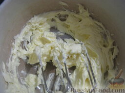 Медовый торт со сгущенкой: Размягченное масло взбить в пышную белую массу.