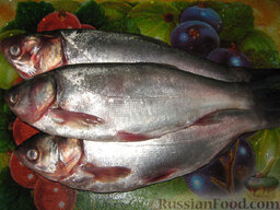 Рыба  с овощами: Берем 3 небольших толстолобика (или любой другой рыбы). Чистим, разделываем на филе с кожей.