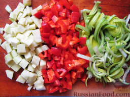 Рыба  с овощами: Режем кубиками морковь, кабачок, болгарский перец, шинкуем лук-порей.