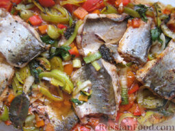 Рыба  с овощами: Отправляем рыбу с овощами в духовку, не накрывая крышкой. Толстолобик, тушенный с овощами, готовится 15-20 минут при температуре 220-250 градусов.