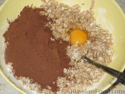 Печенье "Овсяное": Вбить яйцо, всыпать какао и снова перемешать.