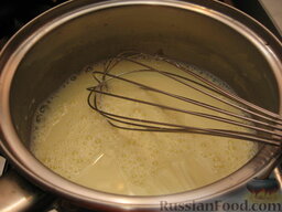 Суп-пюре из шампиньонов: Влить молоко, помешивая, в желтки и прогреть до загустения на слабом огне (или на водяной бане) в течение 1-2 минут.