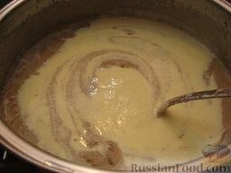 Суп-пюре из шампиньонов: Перед подачей заправить суп-пюре из шампиньонов льезоном (при желании, добавить в суп оставшееся сливочное масло), перемешать.