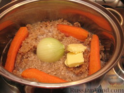 Суп-пюре из шампиньонов: Переложить измельченные грибы в кастрюлю, добавить столовую ложку масла, целую луковицу и морковь, разрезанную продольно на части.   Накрыть крышкой и тушить на малом огне 30-40 минут. Затем влить стакан воды или бульона и варить еще минут 5.   (Воду или бульон можно добавить сразу, вместе с овощами, и тушить грибы 40-45 минут.)