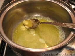 Суп-пюре из шампиньонов: Вскипятить молоко.  Отдельно в кастрюле разогреть две ложки масла.